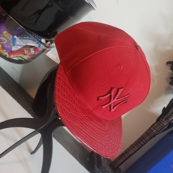 MLB Other - NY Yankees Red Baseball Cap New Era Alligator Rim